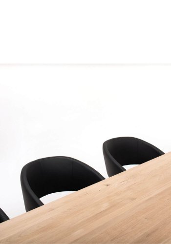NocNoi Brokholm spisestuestol - svart imitert skinn og ben av eik, med armlener