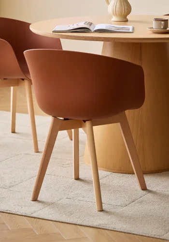 NORDLYS Alborg Esszimmerstuhl, mit Armlehnen � Terrakotta-Polypropylen und Naturholz