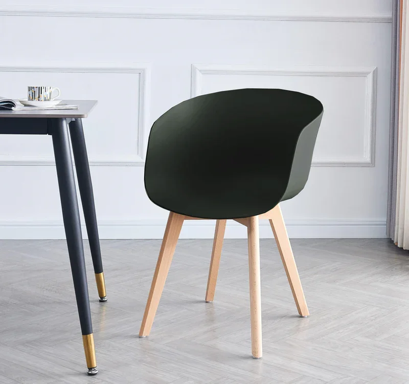 NORDLYS Alborg Esszimmerstuhl, mit Armlehnen � schwarzes Polypropylen und Naturholz