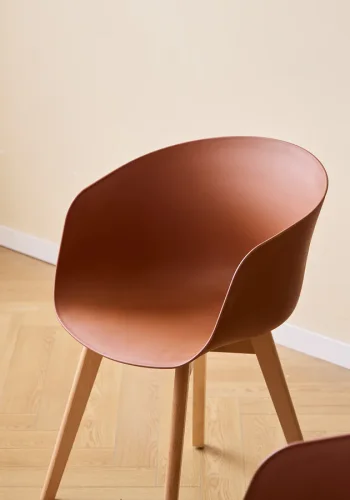 NORDLYS Alborg Esszimmerstuhl, mit Armlehnen � Terrakotta-Polypropylen und Naturholz