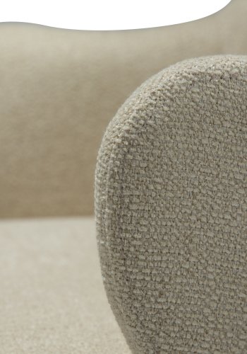 DANFORM Bae Sessel, mit Armlehnen – matter Mandel-Bouclé-Stoff mit Glitzer und antikem Messingstahl