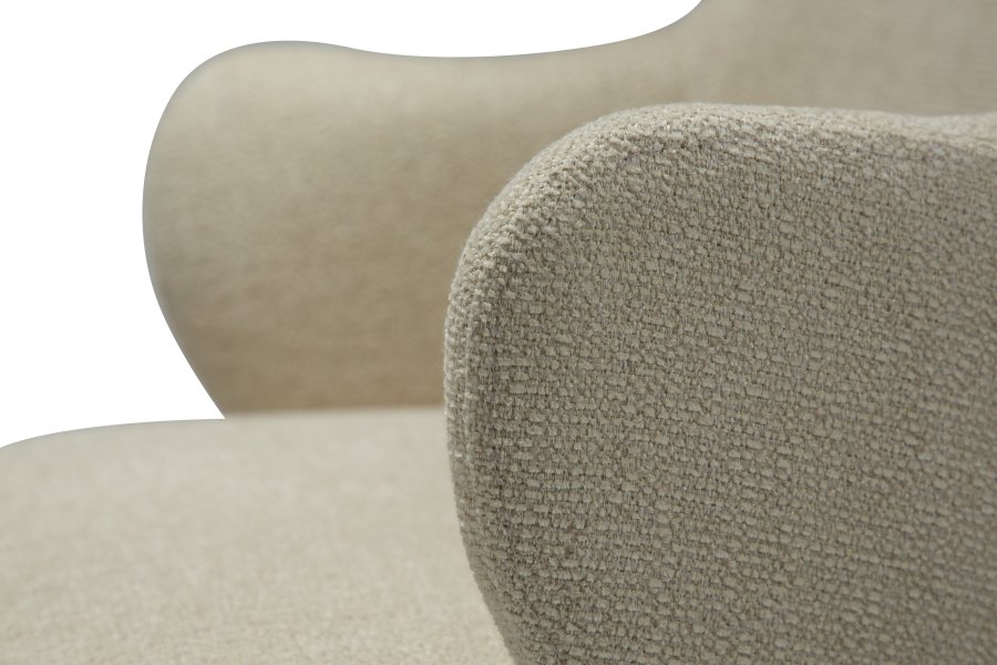 DANFORM Bae Sessel, mit Armlehnen – matter Mandel-Bouclé-Stoff mit Glitzer und antikem Messingstahl