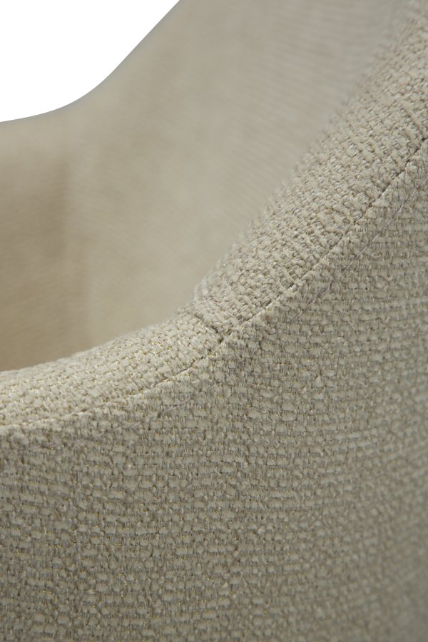 DANFORM Bae Sessel, mit Armlehnen – matter Mandel-Bouclé-Stoff mit Glitzer und antikem Messingstahl