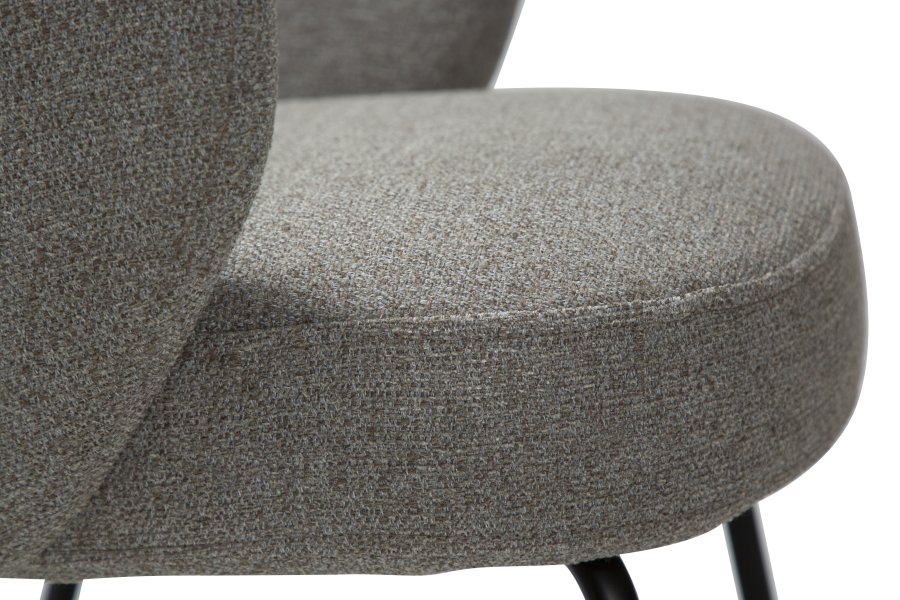 DANFORM Bae Sessel, mit Armlehnen – Bouclé-Stoff Pebble Earth und schwarzer Stahl