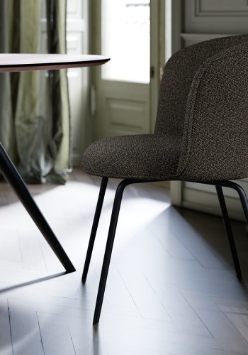 DAN-FORM BLISS spisebordsstol - Major brun boucl stof og sort metal