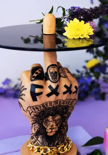 BOLD MONKEY Fother Mucker Beistelltisch, rund – schwarzes Glas und goldfarbenes/mehrfarbiges Löwenharz (40)