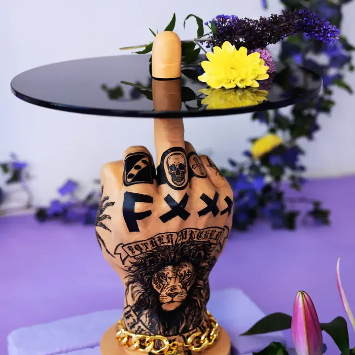 BOLD MONKEY Fother Mucker Beistelltisch, rund – schwarzes Glas und goldfarbenes/mehrfarbiges Löwenharz (40)