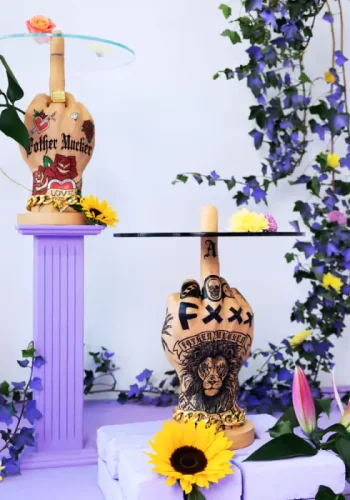 BOLD MONKEY Fother Mucker Beistelltisch, rund – schwarzes Glas und goldfarbenes/mehrfarbiges Löwenharz (40)