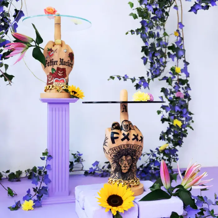 BOLD MONKEY Fother Mucker Beistelltisch, rund – schwarzes Glas und goldfarbenes/mehrfarbiges Löwenharz (40)