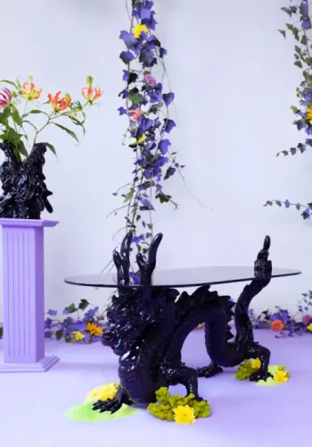 BOLD MONKEY Dragonized Bastard Couchtisch, oval – rauchschwarzes Glas und schwarzes Harz/Eisen (100 x 45)