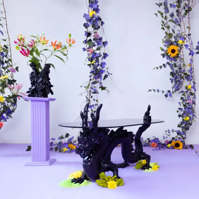 BOLD MONKEY Dragonized Bastard Couchtisch, oval – rauchschwarzes Glas und schwarzes Harz/Eisen (100 x 45)