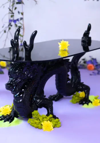 BOLD MONKEY Dragonized Bastard Couchtisch, oval – rauchschwarzes Glas und schwarzes Harz/Eisen (100 x 45)