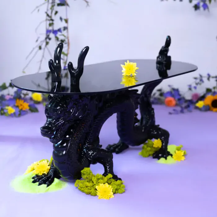 BOLD MONKEY Dragonized Bastard Couchtisch, oval – rauchschwarzes Glas und schwarzes Harz/Eisen (100 x 45)