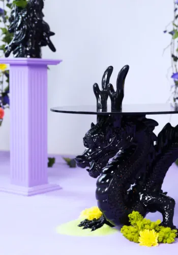 BOLD MONKEY Dragonized Bastard Couchtisch, oval – rauchschwarzes Glas und schwarzes Harz/Eisen (100 x 45)