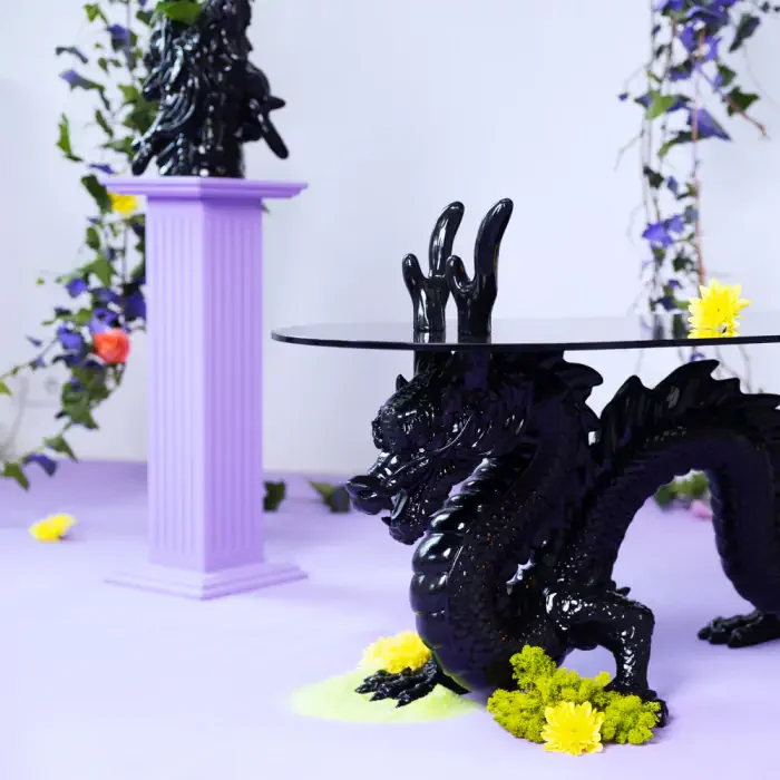 BOLD MONKEY Dragonized Bastard Couchtisch, oval – rauchschwarzes Glas und schwarzes Harz/Eisen (100 x 45)