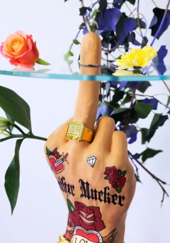 BOLD MONKEY Fother Mucker Beistelltisch, rund – Glas und goldfarbenes/mehrfarbiges Harz (40)