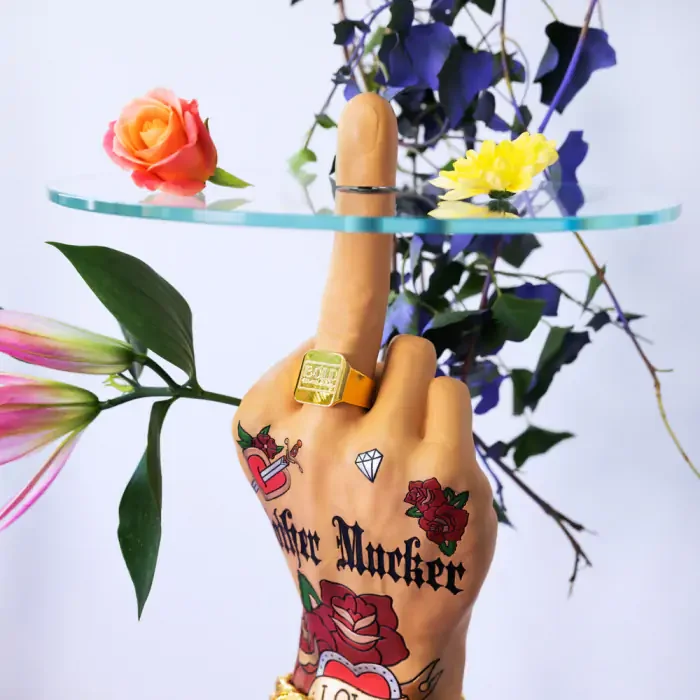 BOLD MONKEY Fother Mucker Beistelltisch, rund – Glas und goldfarbenes/mehrfarbiges Harz (40)