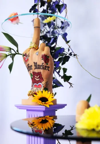 BOLD MONKEY Fother Mucker Beistelltisch, rund – Glas und goldfarbenes/mehrfarbiges Harz (40)