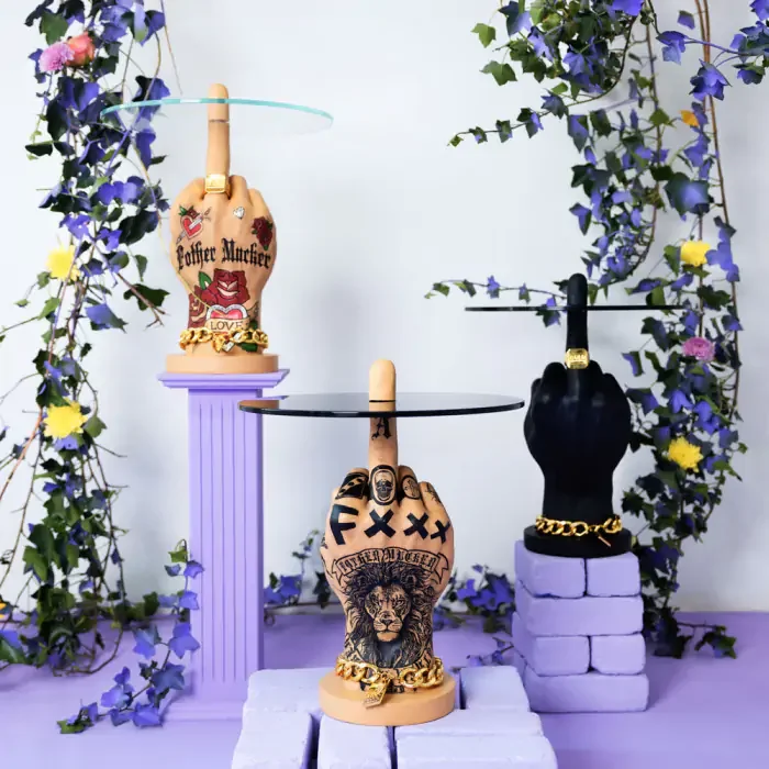 BOLD MONKEY Fother Mucker Beistelltisch, rund – Glas und goldfarbenes/mehrfarbiges Harz (40)