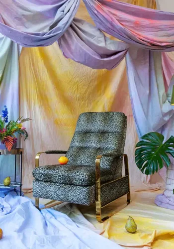 BOLD MONKEY Relax Like Chandler Liegesessel, mit Armlehnen und Fußhocker – Braun/Multi-Panther-Print