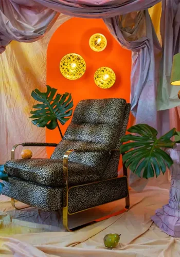 BOLD MONKEY Relax Like Chandler Liegesessel, mit Armlehnen und Fußhocker – Braun/Multi-Panther-Print