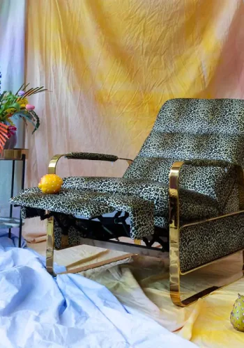 BOLD MONKEY Relax Like Chandler Liegesessel, mit Armlehnen und Fußhocker – Braun/Multi-Panther-Print