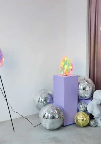 BOLD MONKEY Diamond Dear Stehlampe – regenbogenfarbenes holografisches Acryl und Eisen