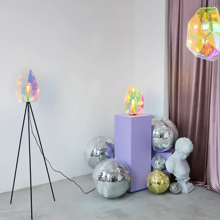 BOLD MONKEY Diamond Dear Stehlampe – regenbogenfarbenes holografisches Acryl und Eisen