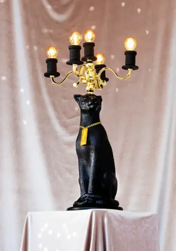 BOLD MONKEY Proudly Crowned Panther Stehlampe – galvanisiertes Gold und schwarzes Harz