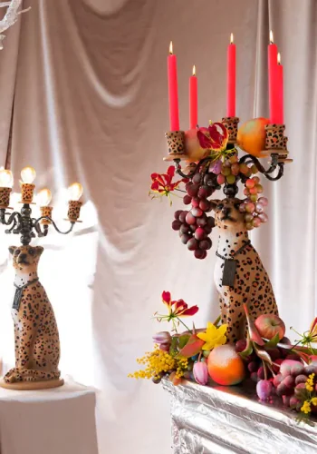 BOLD MONKEY Stehlampe „Proudly Crowned Panther“ – schwarze Galvanisierung und braunes Panther-Print-Harz