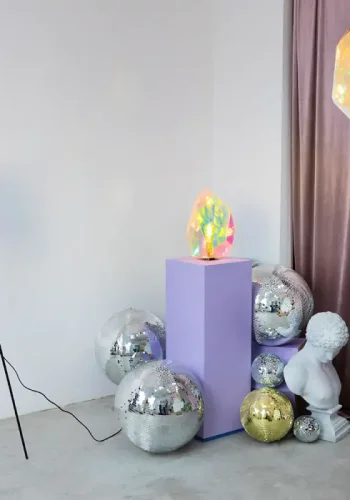 BOLD MONKEY Diamond Dear Tischlampe – regenbogenfarbenes holografisches Acryl und Eisen