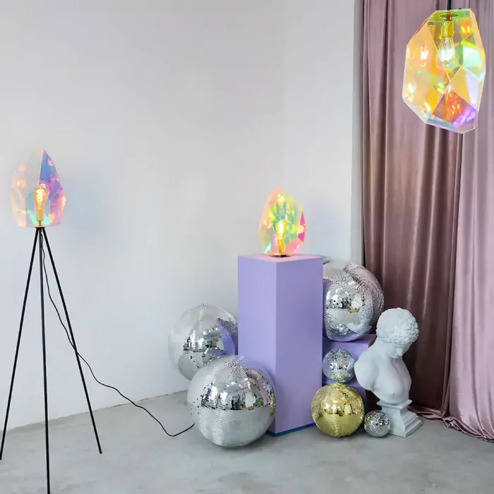 BOLD MONKEY Diamond Dear Tischlampe – regenbogenfarbenes holografisches Acryl und Eisen