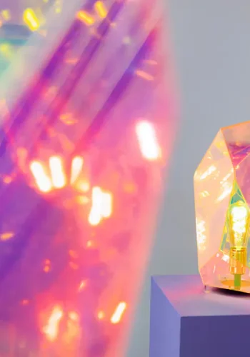 BOLD MONKEY Diamond Dear Tischlampe – regenbogenfarbenes holografisches Acryl und Eisen