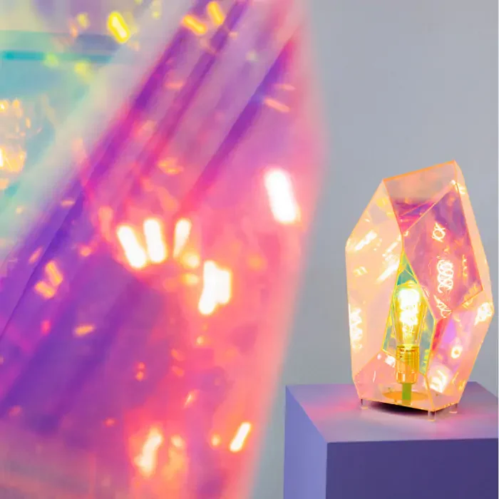 BOLD MONKEY Diamond Dear Tischlampe – regenbogenfarbenes holografisches Acryl und Eisen