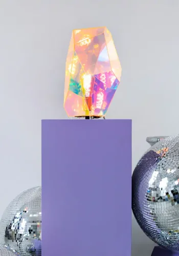 BOLD MONKEY Diamond Dear Tischlampe – regenbogenfarbenes holografisches Acryl und Eisen