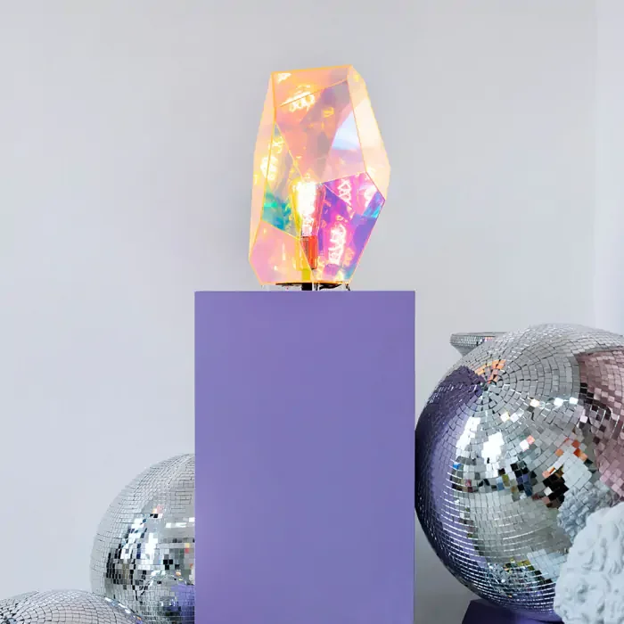 BOLD MONKEY Diamond Dear Tischlampe – regenbogenfarbenes holografisches Acryl und Eisen