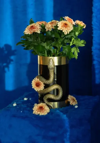 BOLD MONKEY Never Hurt A Snake Vase M, rund – goldenes Aluminium und schwarze Emaille (H:26)
