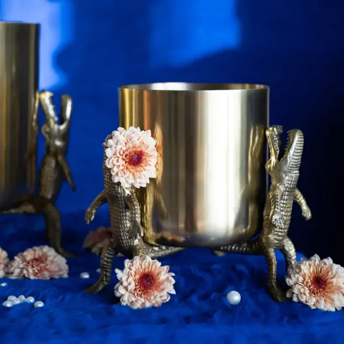 FET MONKEY Omgitt av krokodiller vase M, rund - gull aluminium (H:24)