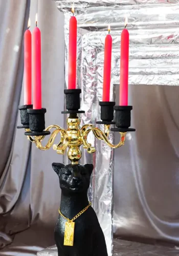 BOLD MONKEY Kerzenhalter „Proudly Crowned Panther“, für 5 Kerzen – galvanisiertes Gold und schwarzes Harz