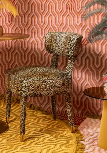 BOLD MONKEY Claws Out Esszimmerstuhl – mehrfarbiges Polyester mit Panther-Print und Messingstahl