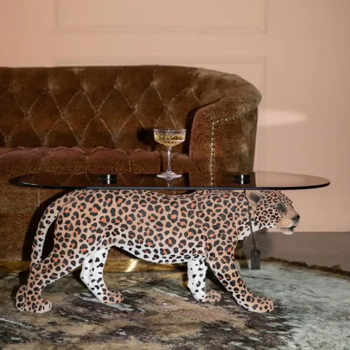 BOLD MONKEY Dope as hell Couchtisch – rauchschwarzes Glas und mehrfarbiges Panther-geflecktes Harz (90 x 40)