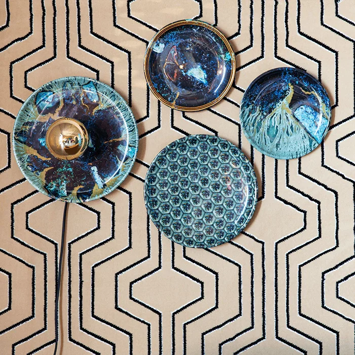 BOLD MONKEY No Food Here Wandleuchte – Eisenplatten mit mehrfarbigem Sechseck-Vinyldruck (4er-Set)