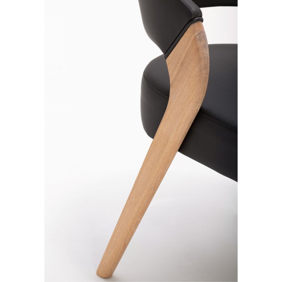 NocNoi Brokholm spisestuestol - svart imitert skinn og ben av eik, med armlener