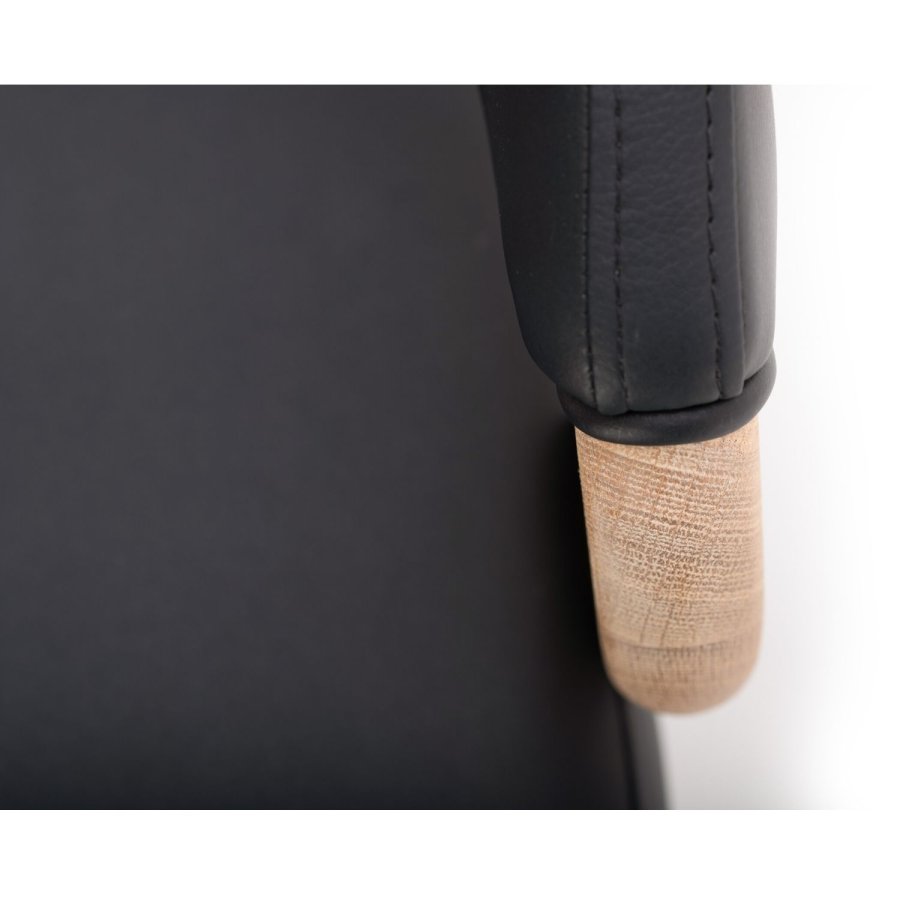 NocNoi Brokholm spisestuestol - svart imitert skinn og ben av eik, med armlener