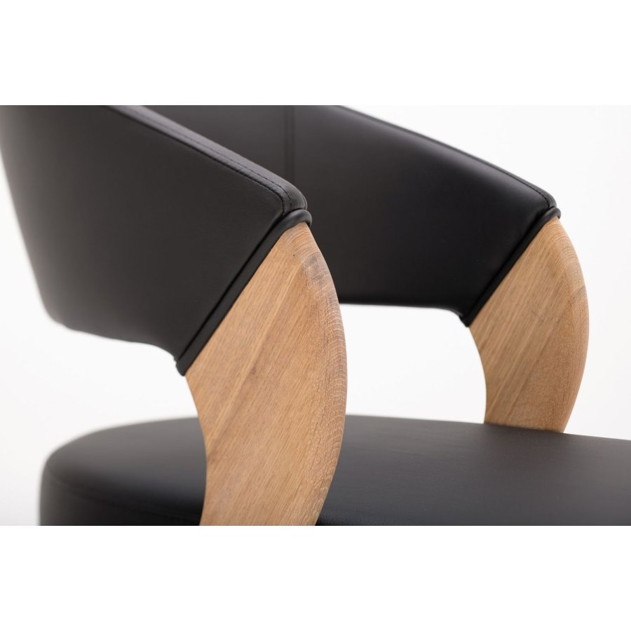 NocNoi Brokholm spisestuestol - svart imitert skinn og ben av eik, med armlener