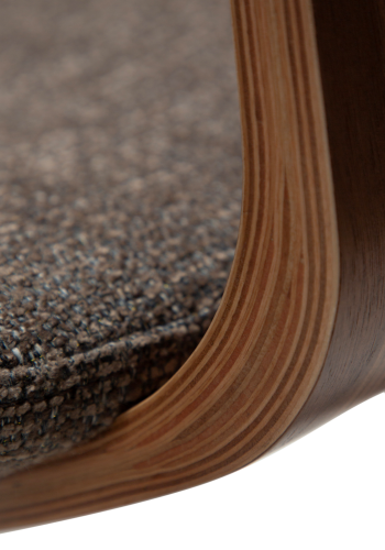 DANFORM Buckle Esszimmerstuhl - Major Brown Bouclé-Stoff und Walnussbraunes Holz