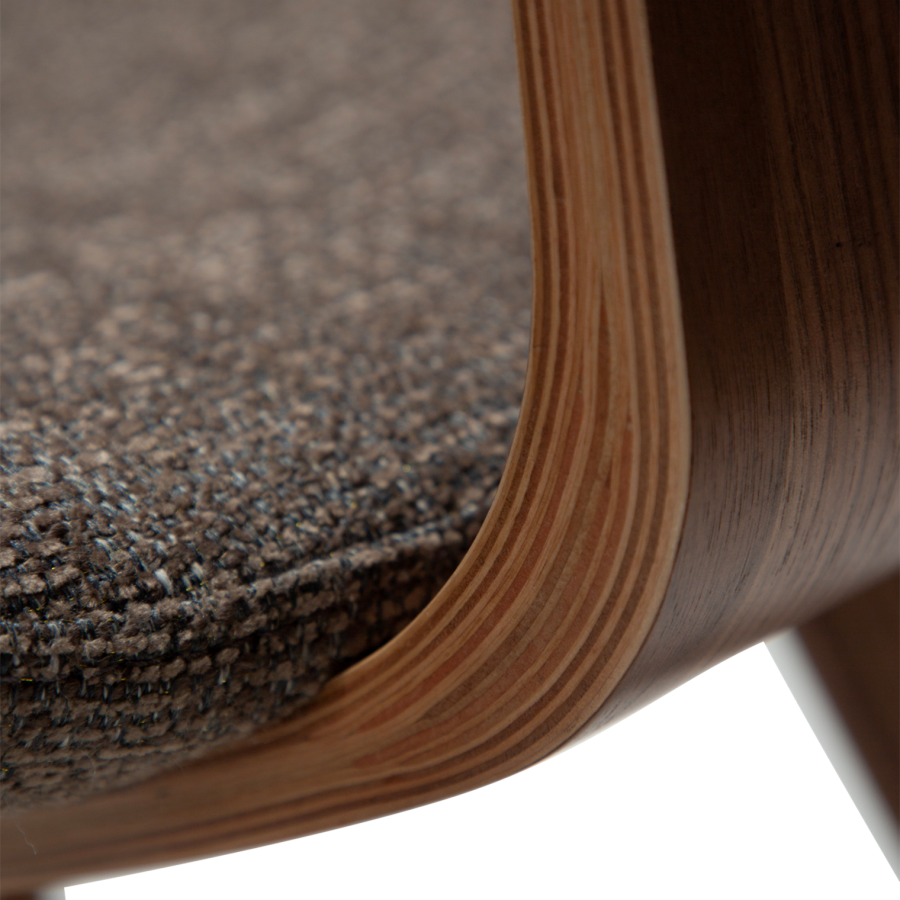 DANFORM Buckle Esszimmerstuhl - Major Brown Bouclé-Stoff und Walnussbraunes Holz