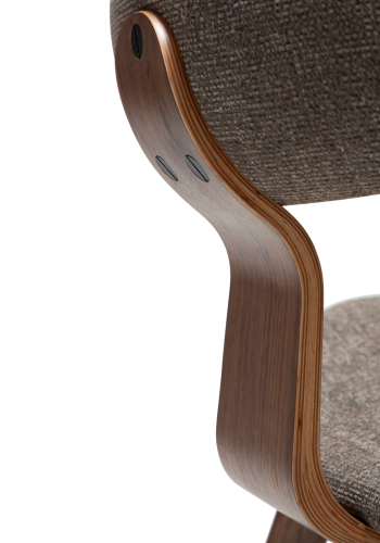 DANFORM Buckle Esszimmerstuhl - Major Brown Bouclé-Stoff und Walnussbraunes Holz