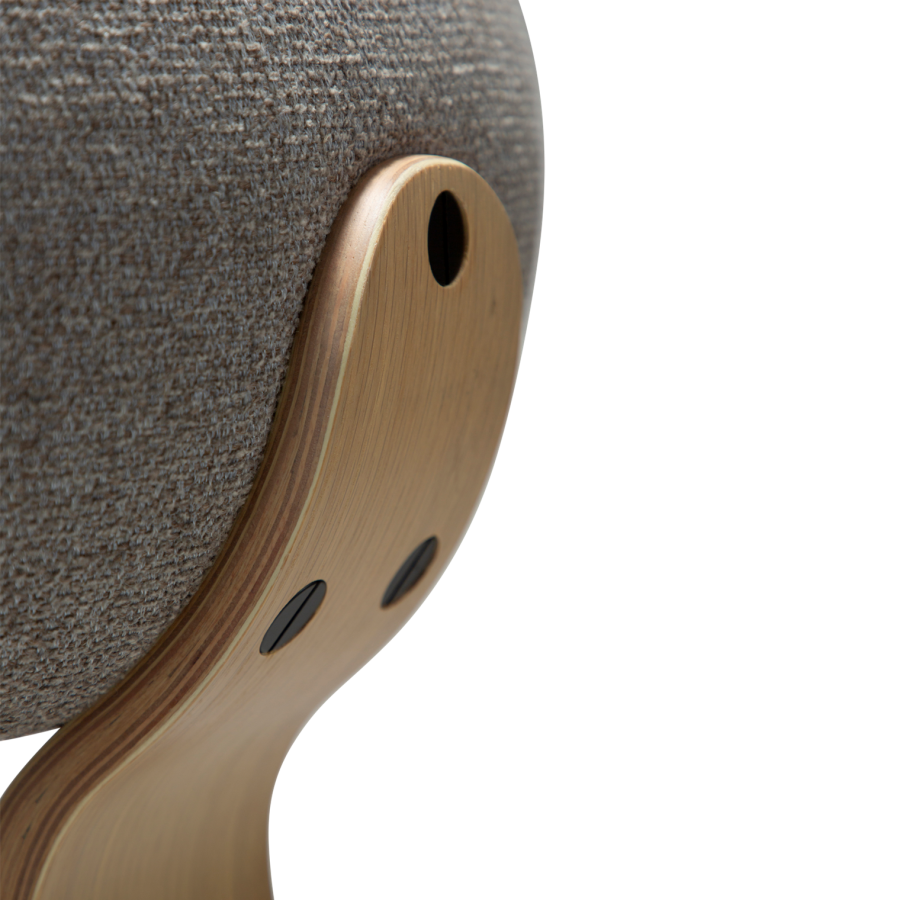 DANFORM Buckle Esszimmerstuhl - Pebble Earth Bouclé-Stoff und weiß getünchte Eiche