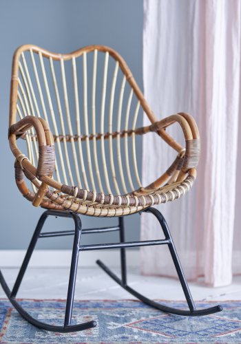 BLOOMINGVILLE Reine Schaukelstuhl, mit Armlehnen – natürliches Rattan und schwarzes Metall